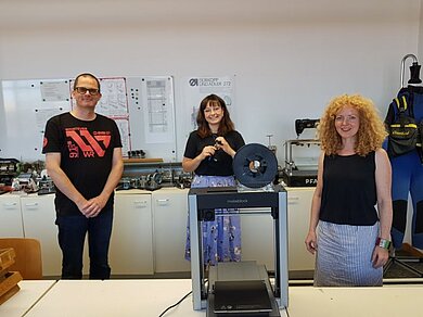 Gruppenbild im Labor Betriebstechnik/Bekleidungsmaschinen