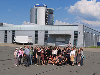 Gruppenbild vor der Firmenzentrale der Bauerfeind AG©HTW Berlin