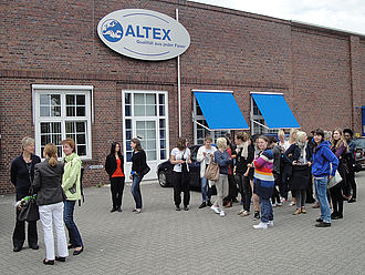 Studierende vor der Firma ALTEX Textil-Recycling in Gronau©HTW Berlin
