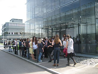 Studierende vor dem Unternehmen Hugo Boss©HTW Berlin